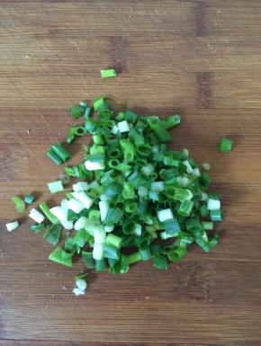 葱洗净切成葱花备用！