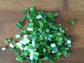 葱洗净切成葱花备用！