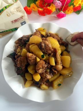 装盘！用天喜玫花纸巾把盘子周围擦拭干净即可上桌啦！