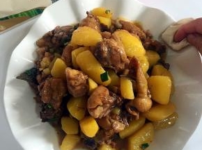 装盘！用天喜玫花纸巾把盘子周围擦拭干净即可上桌啦！