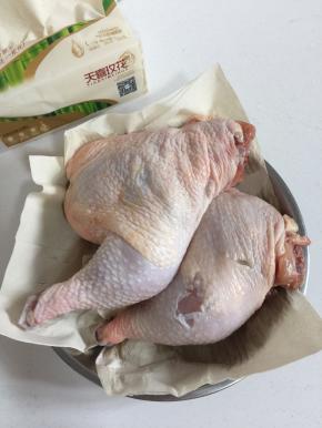 鸡大腿清洗干净，用天喜玫花纸巾吸干鸡大腿上的水分，以免一会儿剁鸡大腿的时候，水到处喷溅！