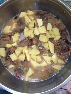 鸡肉煮熟后，放入土豆块儿继续中小火慢慢的炖煮！