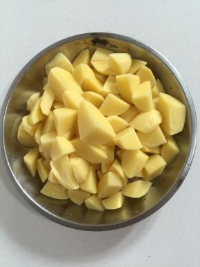 土豆削皮洗净，切成小块儿备用！