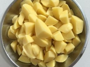土豆削皮洗净，切成小块儿备用！