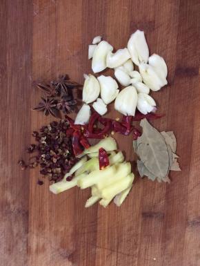 准备好所需的大料：蒜瓣剥皮拍碎，生姜切成丝，干辣椒切成段，八角和香叶准备好备用！