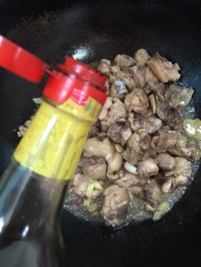 放入一勺红烧酱油翻炒均匀！