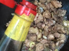 放入一勺红烧酱油翻炒均匀！