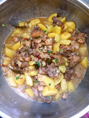 起锅前加入适量的葱花和鸡精翻炒均匀即可！