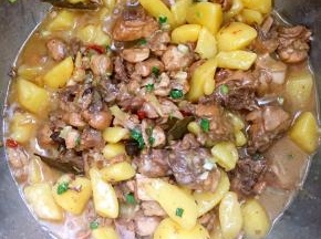 起锅前加入适量的葱花和鸡精翻炒均匀即可！