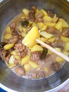 用筷子能够轻松的把土豆扎透就说明土豆煮熟了！开始转大火收汁儿！