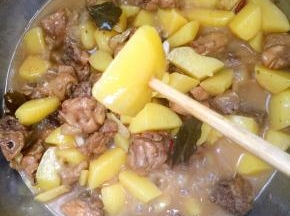 用筷子能够轻松的把土豆扎透就说明土豆煮熟了！开始转大火收汁儿！