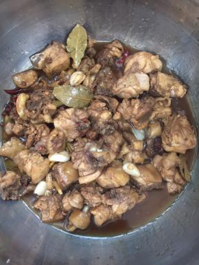 把翻炒好的鸡块儿倒进电炒锅中！（我要急着用锅炒其他的菜，为了节省时间，只好把鸡块放到电炒锅里炖着，你如果不急用锅，可以直接放在锅里煮！）