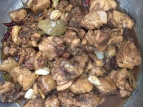 把翻炒好的鸡块儿倒进电炒锅中！（我要急着用锅炒其他的菜，为了节省时间，只好把鸡块放到电炒锅里炖着，你如果不急用锅，可以直接放在锅里煮！）