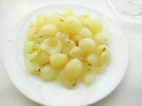 荔枝洗净剥出果肉。