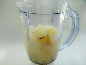 将荔枝肉，白糖和凉开水放入九阳料理机。