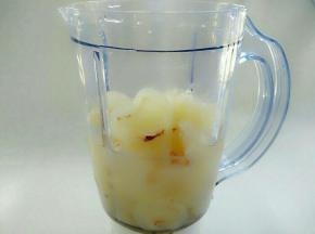 将荔枝肉，白糖和凉开水放入九阳料理机。