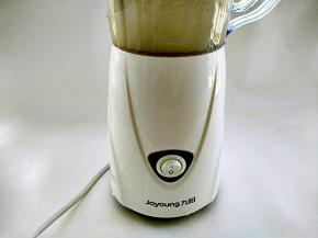 启动料理机，搅拌成果汁。