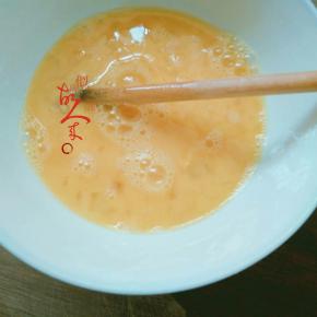 鸡蛋两个打入大碗中，加入盐
加入面粉（我用的是金象高筋面粉，因为没有普通面粉，哈哈）
纯牛奶也懒得开箱，就地取材舀了三勺英国脱脂奶粉，变加水边搅拌，搅拌至可流动的面糊。
因为给宝宝吃，没有加其他调味料，就加了一勺番茄酱