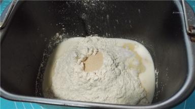 将面团原料放入面包机桶中，启动和面程序。