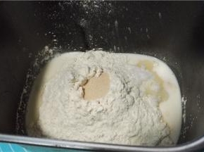 将面团原料放入面包机桶中，启动和面程序。