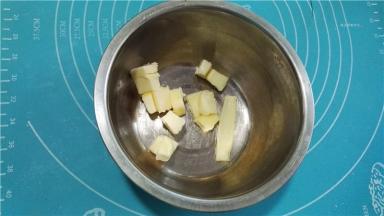 开垦制作椰蓉馅：将黄油室温软化，用打蛋器打均匀。