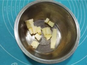 开垦制作椰蓉馅：将黄油室温软化，用打蛋器打均匀。