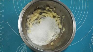 加入细砂糖，搅拌均匀。