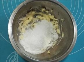 加入细砂糖，搅拌均匀。