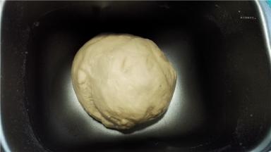 取出搅拌叶，面团放入面包机中，盖上盖，室内进行基础发酵。