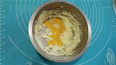 分次加入全蛋液，再搅拌均匀，每次都要吸收完再加下一次。