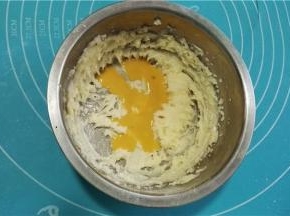 分次加入全蛋液，再搅拌均匀，每次都要吸收完再加下一次。