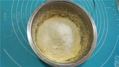 加入椰蓉拌匀。