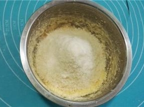 加入椰蓉拌匀。
