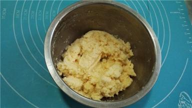 拌匀放置一边让椰蓉吸足水分。