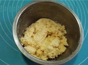 拌匀放置一边让椰蓉吸足水分。