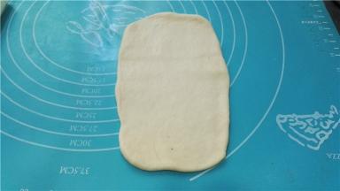 松弛后将面团擀成椭圆形。