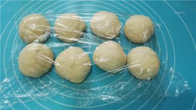 将面团均分成8份面团，每个60克左右，滚圆后松弛15分钟。