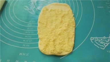 翻面后再次整理成长方形放入椰蓉馅料。
