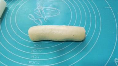 由上至下卷起，底边捏紧成柱形。