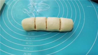 在面团上切三刀，但不要完全切开，使面团变成四份。