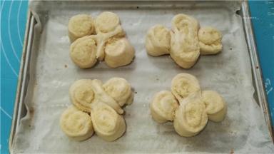 烤盘垫油纸放在上面用手轻压一下扁一点，不至于发酵完成会很鼓。送入微波炉中进行最后发酵（放一碗热水以增加湿度）。