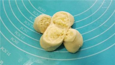 将每一个小圆形翻开，切面向上，中间两个摆开两边交错整理成四个花瓣状。