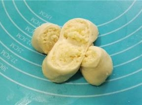 将每一个小圆形翻开，切面向上，中间两个摆开两边交错整理成四个花瓣状。