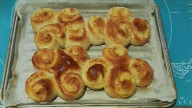 送入预热180度的烤箱，中层，上下火，16分钟左右。