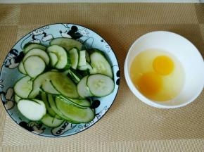 黄瓜洗干净切片，鸡蛋敲碗里，加少许加盐，葱花用筷子打散。
