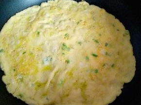 锅中加入适量油，油温7成时倒入打散的蛋液，转小火煎蛋饼，再切小块，盛出备用。