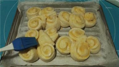 最后发酵结束后取出，侧面及表面刷蛋液。