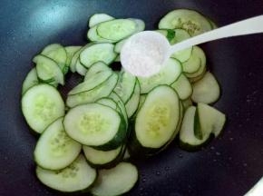 锅中再加入少量油，放入切好的黄瓜片煸炒，加入盐。