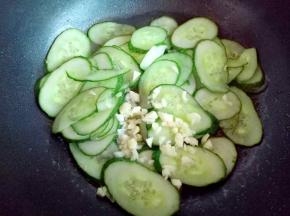 加入切碎的蒜末。快速翻炒。