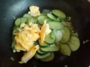 加入煎好的鸡蛋，加少许生抽调味出锅(可不加)。